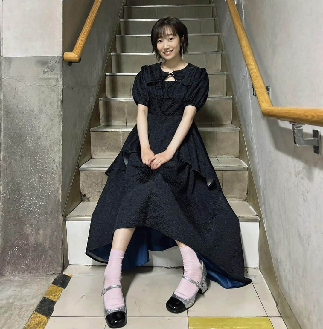 田所あずさのインスタグラム：「昨日のバースデーイベントの衣装もつばちゃんさん @tsubasashimoda でした✨ 光沢のあるブラックワンピがかわいい！裏地がブルーなのがまたたまらん🤤 ヘアメイクは尾関さん！ お二人におしゃれに仕上げていただいてウキウキの一日でした！  #azusatadokoro  #tadokoroazusa #田所あずさ #ワンピース」