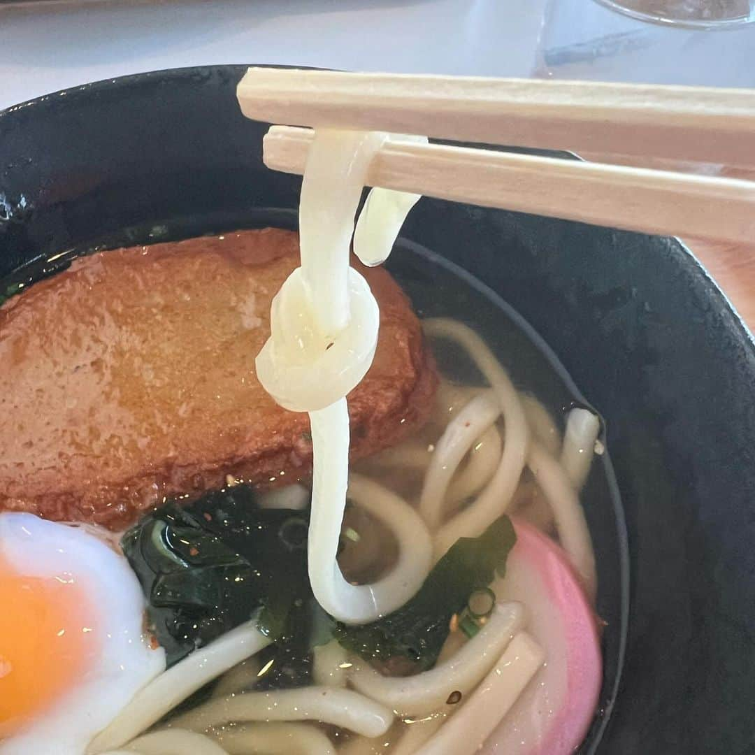 彦摩呂さんのインスタグラム写真 - (彦摩呂Instagram)「香川県に来てます〜 イベントです〜  さぬき米です〜  美味しい おむすびを たくさん頂きました〜  🍙🍙🍙  特番でいつもお世話になってます 石井アナが、 会場まで会いに来て くれました〜。 感謝です〜  あと、ディレクターの四宮さんが 地元有名フレンチの シェフ手作り フルーツサンド 頂きました〜  めちゃくちゃ美味しかったです 😃🌈👍💓❣️😍  生クリームもさっぱりして フルーツが甘くて美味しい😋  大好きな香川の皆様と ふれあって めっちゃ楽しかったです〜  空港でうどん食べたら 麺が な、な、なんと 結ばれてた〜〜〜❣️  笑笑笑😆  凄い‼️  食べたけど。 笑  #彦摩呂 #香川 #香川グルメ #さぬき米 #おいでまい #食レポ #石井奏美」11月11日 17時19分 - hikomaro_honmono