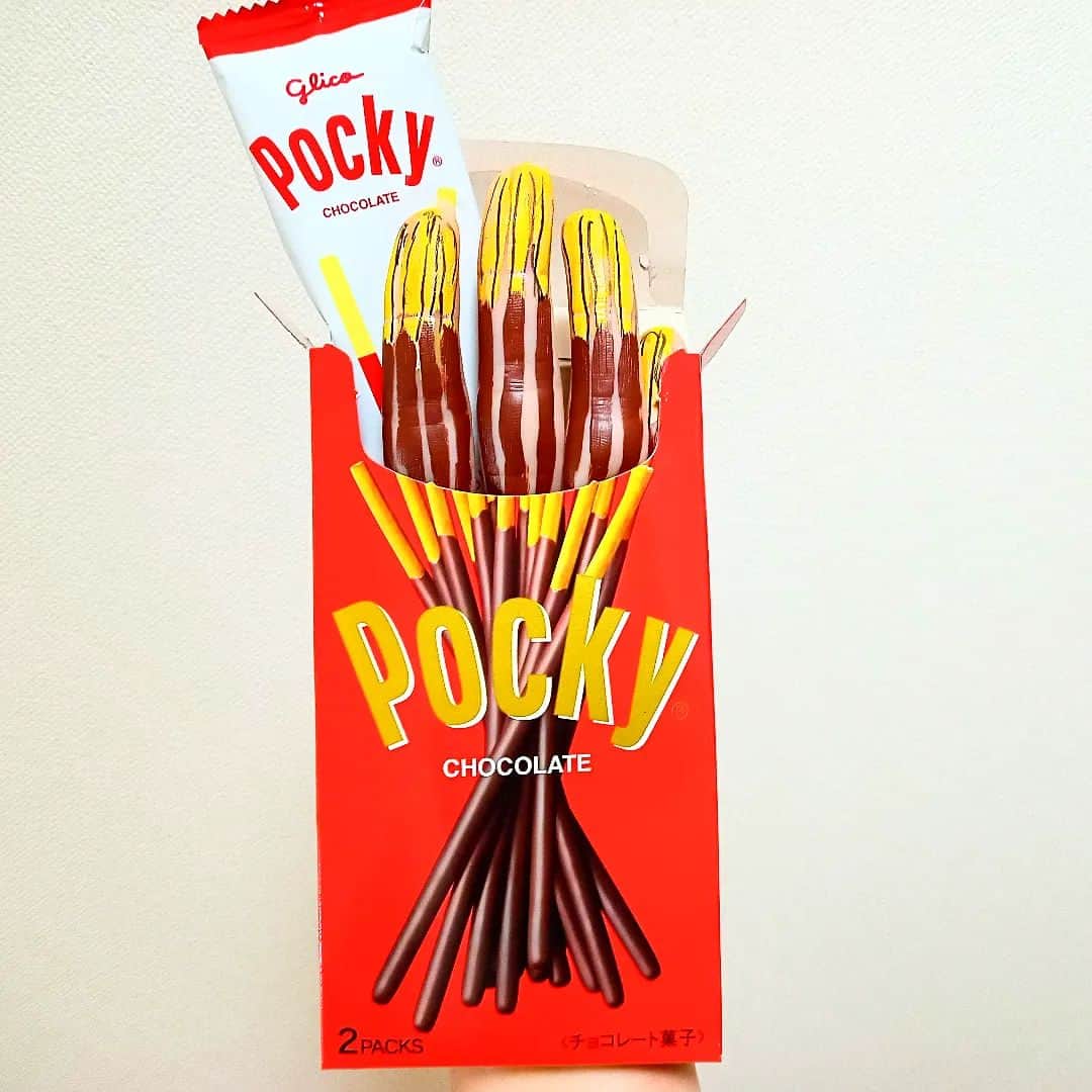 sweet_strawberryのインスタグラム：「🟥1111【#ポッキーの日 】#ポッキープリッツの日 過去にポッキー投稿したもの💁 ①✋【手】に描いたポッキー ②🎈ポッキー買ったら【ポッキー風船】貰えたやつ。 ③🥢【割り箸】に描いたポッキー ④↑割り箸の製作タネ明かし🎨 ⑤🍚🥢私が使ってる【お箸】がポッキーに似ている。 ⑥【折り紙】で作ったポッキー ⑦【紙粘土】で作ったポッキー ⑧ポッキー【２箱】重ねてハート❤ ⑨👧インスタグラム始めた初期の頃 2014年7月の私。ポッキーのパッケージ【しずかちゃん】と合体 「笑うとダメよアップップ😀」 · #ポッキー#グリコ#工作#工作大好き#レンズ越しの私の世界#擬態#それにしか見えない」