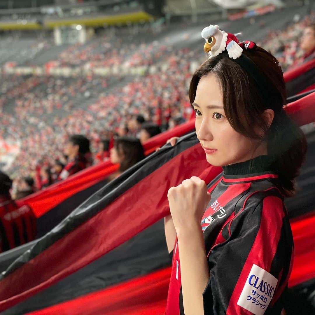 世永聖奈のインスタグラム：「⚽️ ⁡ ⁡ 後輩と共に 久しぶりのゴール裏 ⁡ いつものことながら試合中何度も叫んでしまった ⁡ 熱い時間をありがとうございました ⁡ そして試合後 隣のサポーターさんが コンサドールズのカードと缶バッジを プレゼントしてくれました！ ⁡ 素敵な出会いに感謝です ⁡ ⁡ #北海道コンサドーレ札幌 #consadole #consadolls #赤黒 #不屈の男 #みんなで待ってます #8 ⁡」