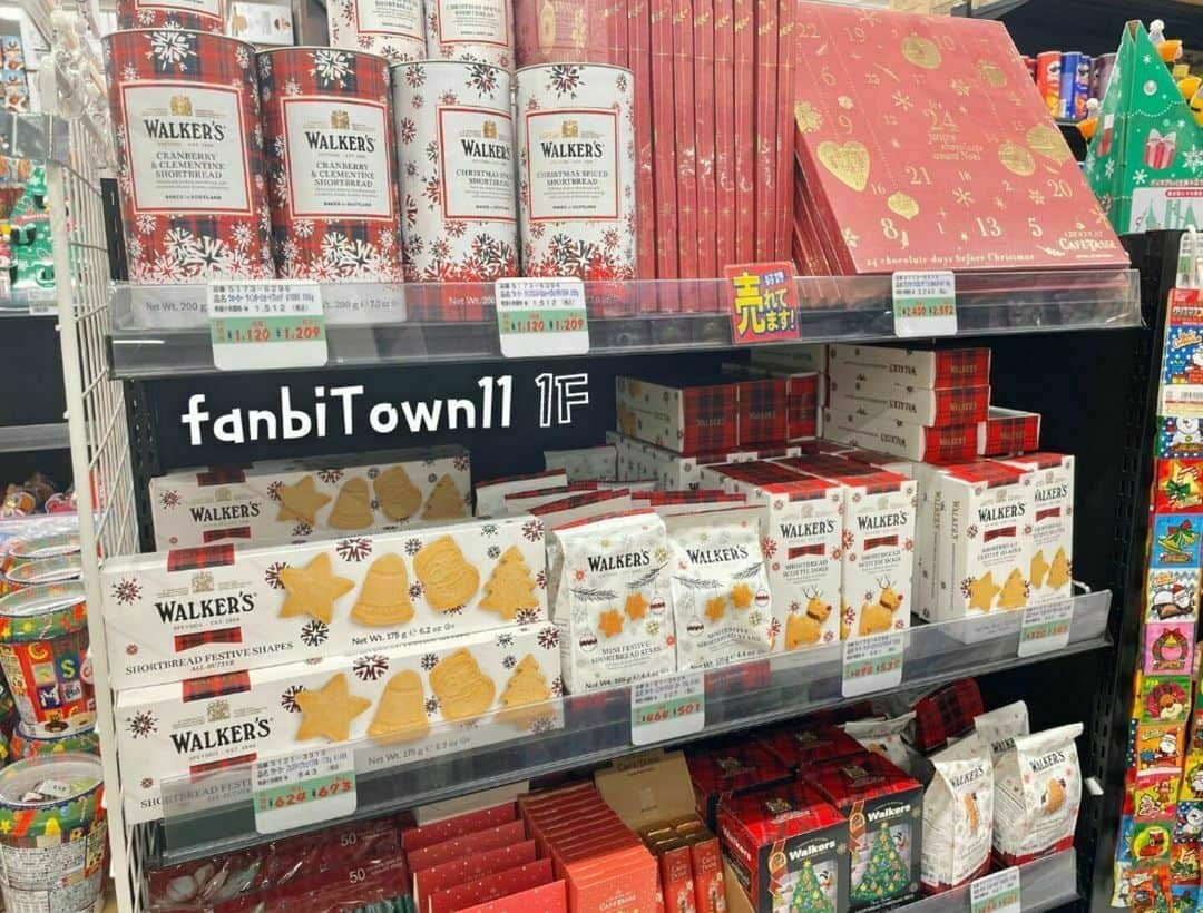 ファンビ寺内 (fanbi) のインスタグラム：「. クリスマスお菓子コーナー🎅 人気の輸入菓子ウォーカーのクッキーや ちょっとしたプレゼントに最適な 可愛いパッケージのお菓子、 お子様も大喜びキャラクターの お菓子詰め合わせなど🎄  ▾会員価格は売場へお問い合わせください✨  #fanbiTown11-1階　食品売場  品切れの際はご容赦ください🙇🏻‍♀️ ＿＿＿＿＿＿＿＿＿＿＿＿＿＿＿＿  DM、コメントでの在庫確認や その他お問い合わせはご遠慮ください。 プロフィール（@fanbi_official）の ハイライト「お問い合わせ」か、 TEL:06-6262-2161(代表)よりお願いします。  #ファンビ寺内 は、会員制の #卸問屋 です。 店舗へのアクセス、ご利用方法はプロフィール （@fanbi_official）のリンクからご確認ください☺️  ＿＿＿＿＿＿＿＿＿＿＿＿＿＿＿＿  #ファンビ #fanbi寺内 #fanbi #寺内 #大阪 #osaka #本町 #honmachi #堺筋本町 #問屋 #クリスマス #クリスマスお菓子 #クリスマスパッケージ #ウォーカー #ウォーカークッキー #クッキー缶 #ショートブレッド #クリスマスブーツ #お菓子BOX #お菓子セット #焼き菓子 #アイシングクッキー」