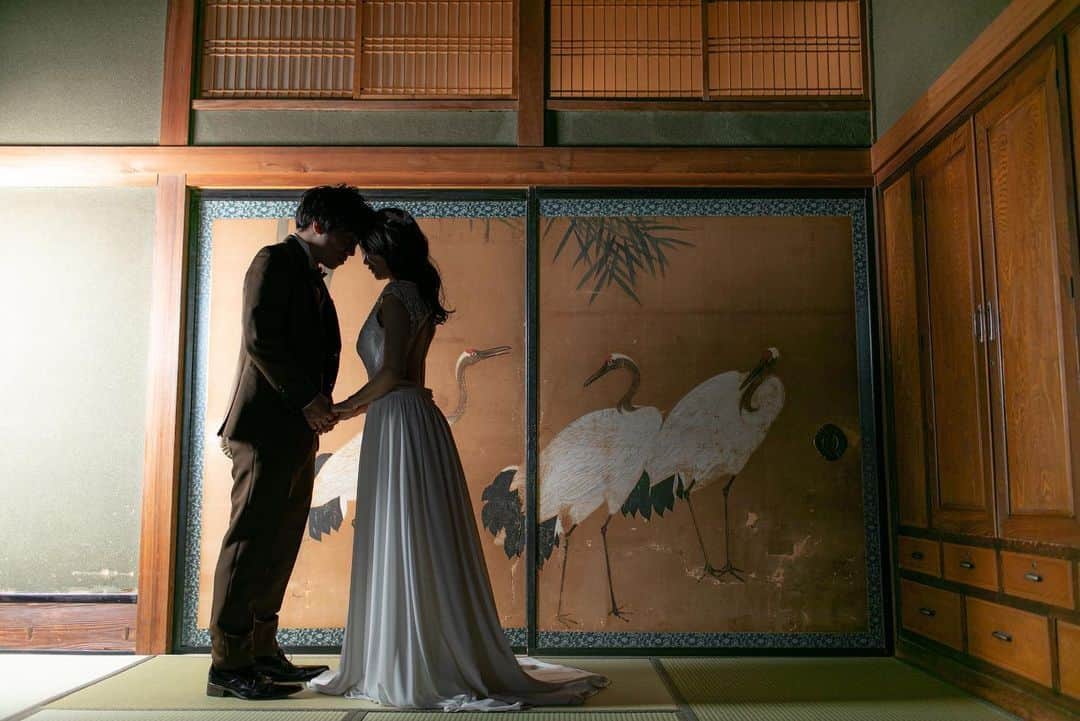 ラヴィ•ファクトリーさんのインスタグラム写真 - (ラヴィ•ファクトリーInstagram)「【写真で叶える結婚式】 . こちらのお写真は @kanako_mouri さんから リグラムさせていただきました✨  レトロモダンな雰囲気漂う空間での ウェディングフォトはとってもロマンティック♪  おふたりの魅力を最大限引き出す ポージングもご提案します。 . —————— @laviefactoryをフォローして #laviefactory #ラヴィファクトリー のハッシュタグをつけて お写真を投稿してみてくださいね* . こちらの公式IG（@laviefactory） で取り上げさせていただきます✨ . 思わず笑顔になれるハートのある 「家族写真」はラヴィクルール* >>>@laviecouleur_official . #wedding #weddingphotography #photo #ハートのある写真 #instawedding #結婚写真 #ウェディング #ウェディングフォト #撮影指示書 #ロケーションフォト #前撮り #写真好きな人と繋がりたい #フォトウェディング #卒花 #後撮り #ウェディングニュース #前撮り小物 #前撮りフォト #前撮りアイテム #ウェディング撮影 #撮影構図 #前撮りアイディア #撮影指示書 #花嫁コーディネート #花嫁コーデ #レトロモダン #花嫁衣装 #2023冬婚」11月11日 17時23分 - laviefactory