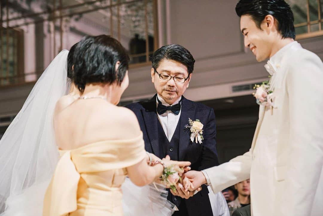 Dewi Chienさんのインスタグラム写真 - (Dewi ChienInstagram)「🫧👰🏻‍♀️婚禮進場  從這個大門開啟後，父母把我交給了值得託付的另一半，同時也多了兩位開明又關愛我的公婆。  這一小段路看似很近，卻走的很緩慢，複雜的心情、沈重的腳步，雖然我們是過了快三年才補辦，但心境上依舊像是新人們一樣感到很緊張又很幸福🤍  💎 @bulgari  💄 @arialping  💇🏻‍♀️ @actomlee 💐 @sussflora  👰🏻‍♀️ @artizstudio.tw  🤵🏻 @vandome_suit  📷 @thestagephotography @nickchangphotography  #大衛婚禮紀錄 #帶你們一起用照片影片參與婚禮過程」11月11日 17時25分 - dewichien