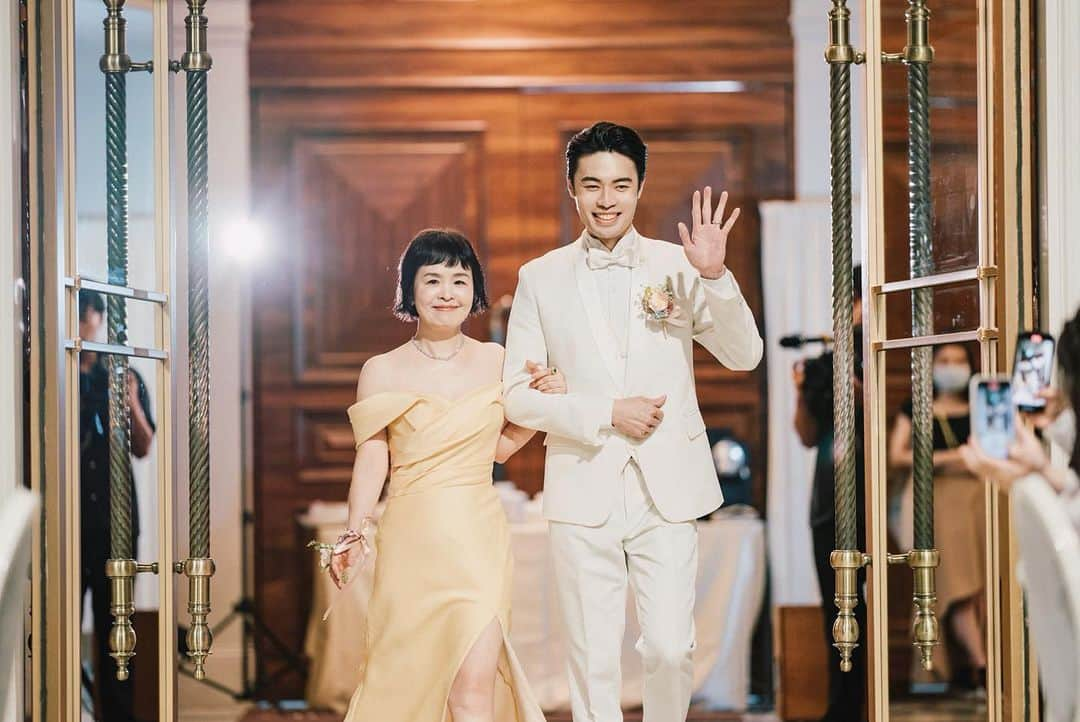 Dewi Chienさんのインスタグラム写真 - (Dewi ChienInstagram)「🫧👰🏻‍♀️婚禮進場  從這個大門開啟後，父母把我交給了值得託付的另一半，同時也多了兩位開明又關愛我的公婆。  這一小段路看似很近，卻走的很緩慢，複雜的心情、沈重的腳步，雖然我們是過了快三年才補辦，但心境上依舊像是新人們一樣感到很緊張又很幸福🤍  💎 @bulgari  💄 @arialping  💇🏻‍♀️ @actomlee 💐 @sussflora  👰🏻‍♀️ @artizstudio.tw  🤵🏻 @vandome_suit  📷 @thestagephotography @nickchangphotography  #大衛婚禮紀錄 #帶你們一起用照片影片參與婚禮過程」11月11日 17時25分 - dewichien