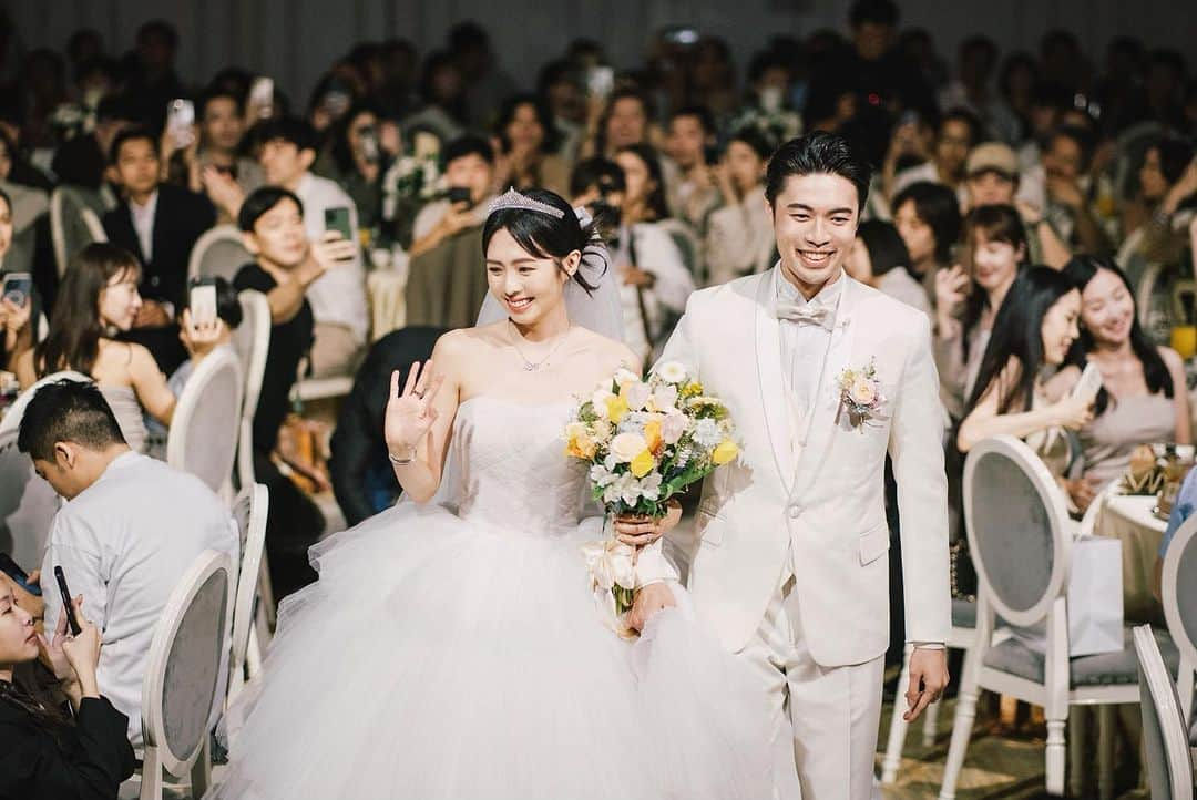 Dewi Chienさんのインスタグラム写真 - (Dewi ChienInstagram)「🫧👰🏻‍♀️婚禮進場  從這個大門開啟後，父母把我交給了值得託付的另一半，同時也多了兩位開明又關愛我的公婆。  這一小段路看似很近，卻走的很緩慢，複雜的心情、沈重的腳步，雖然我們是過了快三年才補辦，但心境上依舊像是新人們一樣感到很緊張又很幸福🤍  💎 @bulgari  💄 @arialping  💇🏻‍♀️ @actomlee 💐 @sussflora  👰🏻‍♀️ @artizstudio.tw  🤵🏻 @vandome_suit  📷 @thestagephotography @nickchangphotography  #大衛婚禮紀錄 #帶你們一起用照片影片參與婚禮過程」11月11日 17時25分 - dewichien