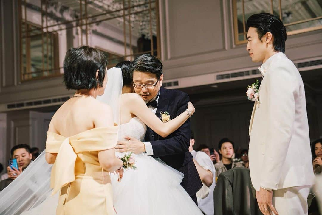 Dewi Chienさんのインスタグラム写真 - (Dewi ChienInstagram)「🫧👰🏻‍♀️婚禮進場  從這個大門開啟後，父母把我交給了值得託付的另一半，同時也多了兩位開明又關愛我的公婆。  這一小段路看似很近，卻走的很緩慢，複雜的心情、沈重的腳步，雖然我們是過了快三年才補辦，但心境上依舊像是新人們一樣感到很緊張又很幸福🤍  💎 @bulgari  💄 @arialping  💇🏻‍♀️ @actomlee 💐 @sussflora  👰🏻‍♀️ @artizstudio.tw  🤵🏻 @vandome_suit  📷 @thestagephotography @nickchangphotography  #大衛婚禮紀錄 #帶你們一起用照片影片參與婚禮過程」11月11日 17時25分 - dewichien