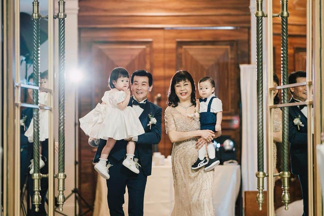 Dewi Chienさんのインスタグラム写真 - (Dewi ChienInstagram)「🫧👰🏻‍♀️婚禮進場  從這個大門開啟後，父母把我交給了值得託付的另一半，同時也多了兩位開明又關愛我的公婆。  這一小段路看似很近，卻走的很緩慢，複雜的心情、沈重的腳步，雖然我們是過了快三年才補辦，但心境上依舊像是新人們一樣感到很緊張又很幸福🤍  💎 @bulgari  💄 @arialping  💇🏻‍♀️ @actomlee 💐 @sussflora  👰🏻‍♀️ @artizstudio.tw  🤵🏻 @vandome_suit  📷 @thestagephotography @nickchangphotography  #大衛婚禮紀錄 #帶你們一起用照片影片參與婚禮過程」11月11日 17時25分 - dewichien