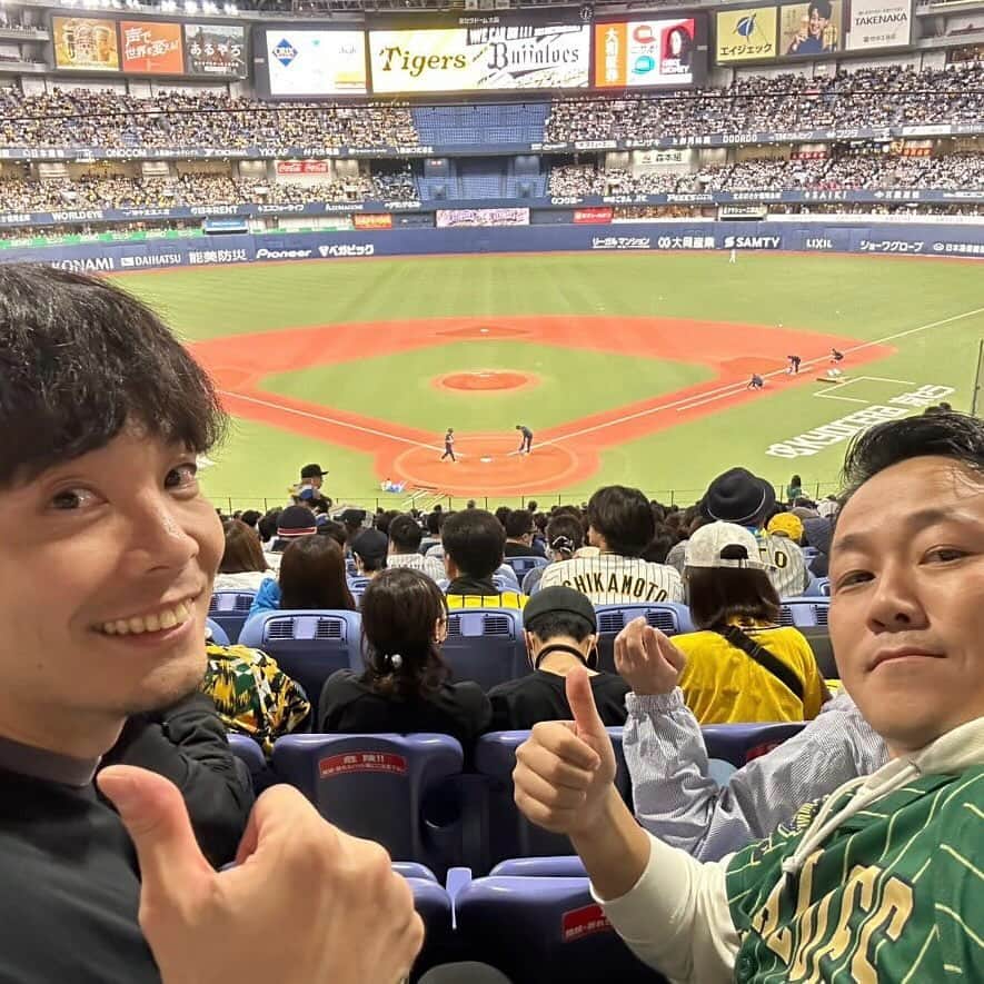 生山裕人さんのインスタグラム写真 - (生山裕人Instagram)「. 生山、日本一しました。  阪神タイガースが38年ぶりに日本一になりましたね！ おめでとうございます！！  わたくし38歳ということで… そうなんです。わたくしが生まれた1985年以来の日本一なんです。  生山が野球を始めた理由のひとつが、今は亡き父に甲子園球場に連れていってもらったこと。 2003年、2005年の優勝は、高校の仲間たちと盛り上がりまくりましたね。 そんな阪神ファンだったはずが、まさかのNPBの世界に行ったことでファンという概念がなくなってしまい…  しかし、今回奇跡的にお世話になっているパイセンに京セラ、甲子園とお誘いいただき、忘れていた阪神ファンの血が騒ぎに騒ぎました。 六甲おろしを3番まで歌うなんて、何年ぶりやったやろか。  やっぱり甲子園はいいですね！ 隣近所の人と仲良くなるあの感じ。 子どもの頃を思い出したなー。  人生を明るく彩ってくれている野球。 その中でできた球縁に、また素敵な思い出を創っていただきましたー！！  声かけてくださった大浦さん、てほんさん！ 一緒に観戦した久保くん、清水さん！ ありがとうございました✨  最高かっ！るんっ🐯  P.S. 先日のアジアパラ競技大会で銀メダルを獲得した、パラ競泳の久保くんの銀メダルをかけさせてもらったよ。  #阪神タイガース #オリックスバファローズ #甲子園球場 #京セラドーム大阪 #日本シリーズ」11月11日 17時35分 - ikuyaman130