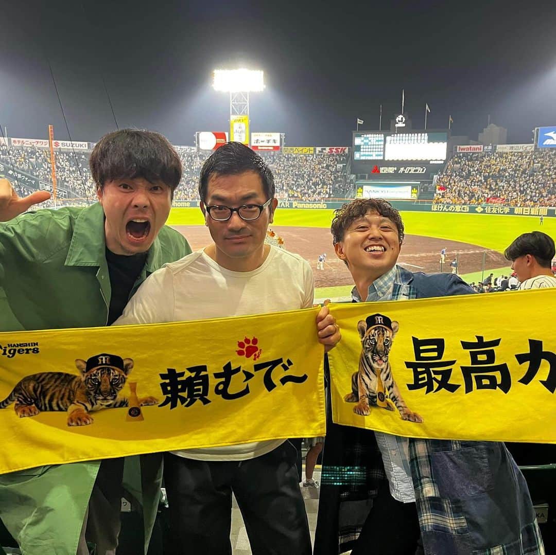 生山裕人さんのインスタグラム写真 - (生山裕人Instagram)「. 生山、日本一しました。  阪神タイガースが38年ぶりに日本一になりましたね！ おめでとうございます！！  わたくし38歳ということで… そうなんです。わたくしが生まれた1985年以来の日本一なんです。  生山が野球を始めた理由のひとつが、今は亡き父に甲子園球場に連れていってもらったこと。 2003年、2005年の優勝は、高校の仲間たちと盛り上がりまくりましたね。 そんな阪神ファンだったはずが、まさかのNPBの世界に行ったことでファンという概念がなくなってしまい…  しかし、今回奇跡的にお世話になっているパイセンに京セラ、甲子園とお誘いいただき、忘れていた阪神ファンの血が騒ぎに騒ぎました。 六甲おろしを3番まで歌うなんて、何年ぶりやったやろか。  やっぱり甲子園はいいですね！ 隣近所の人と仲良くなるあの感じ。 子どもの頃を思い出したなー。  人生を明るく彩ってくれている野球。 その中でできた球縁に、また素敵な思い出を創っていただきましたー！！  声かけてくださった大浦さん、てほんさん！ 一緒に観戦した久保くん、清水さん！ ありがとうございました✨  最高かっ！るんっ🐯  P.S. 先日のアジアパラ競技大会で銀メダルを獲得した、パラ競泳の久保くんの銀メダルをかけさせてもらったよ。  #阪神タイガース #オリックスバファローズ #甲子園球場 #京セラドーム大阪 #日本シリーズ」11月11日 17時35分 - ikuyaman130
