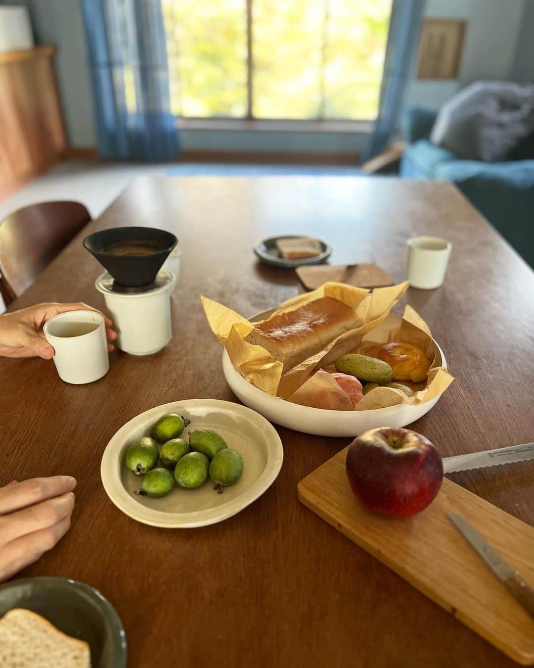 nonさんのインスタグラム写真 - (nonInstagram)「先日、 夕暮れ時にピンポーン！とチャイムがなって 友人が手作りのパンをいっぱい届けてくれた  生米で作る、グルテンフリーのお米パンで 藤野のお茶やビーツや人参をいれたベーグルと、食パン  もっちもちで（でも米粉のパンとはちがう！）とても美味しくて、 そして気持ちが嬉しくて  さきちゃん、ほんとにありがとう。。。！！  今週も体調がすぐれなかった時 おかずを届けてくれたり、果物をくれたり、少しの距離でも歩いていたら車にのせてくれたり、、、  まわりの人がたっくさん助けてくれた一週間  ありがとうの気持ちを、わたしも誰かに手渡したい  そしてそして お知らせです  来週水曜日、 生活クラブさん @seikatsuclub   の大試食会のゲストスピーカーとして トークさせていただきます 「こどもと食べたい『食』」をテーマに食べることや、 エシカルな暮らしについて話させてもらいます  わたしもずっとずっと使っている生活クラブの いろーーーんな食材の試食ができる、 誰でもご参加いただけるイベントなので ぜひぜひ遊びに来てくださーーい  予約はストーリーズにはってあるリンクからできます  #生活クラブ #エシカルな暮らし #エシカルライフ #エシカル消費 #エシカル #里山」11月11日 17時27分 - non19841120