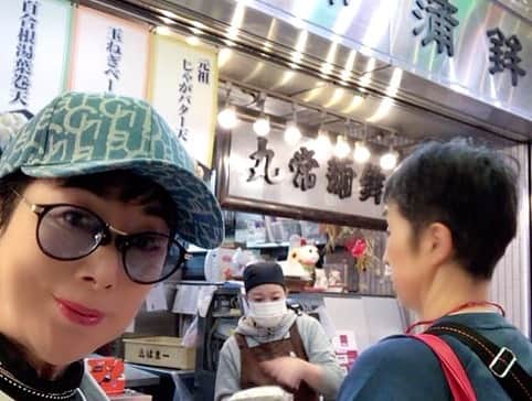 小川知子さんのインスタグラム写真 - (小川知子Instagram)「おおきに京都〜  ６泊７日の京都旅。 長年の友、 我がマネージャーの慰安も兼ねての京都旅。 堪能しました！  紅葉ピークを避けて訪れましたが、それでも凄い人でした。 海外のお客様も日本の文化に慣れたのかマナーの向上を感じました。  いつもプライベートの旅ではバスや電車に乗るようにしていますが、あまりの観光客で地元の人は乗れないことも。 でも、どこに行っても優しく丁寧に対応してくださいました。 ありがとう😊  席を譲ってくれたフランスの方、ありがとう😊  今日は寒かったです。 いつものように 帰りは錦市場で買い出し。  お漬物 かまぼこ 湯葉と生麩 山椒 鱧カツ 和菓子 といっぱい買い込んで帰ります。  帰宅して早速試食。 「うーん、美味しい！」 京都の名残を楽しんでいます。  これまで仕事ばかりの旅で、全国は何度も行っていますが、街を歩いて楽しんだことはないのが私達の仕事です。  もったいなかったな〜と思いつつも、今だからこそ、文化の良さが分かるのかも知れませんね。  元気でいなきゃ。  京都の皆様 出会った皆様 ありがとうございました😊  #京都 #錦市場 #小川知子」11月11日 17時28分 - tomoko_ogawa_