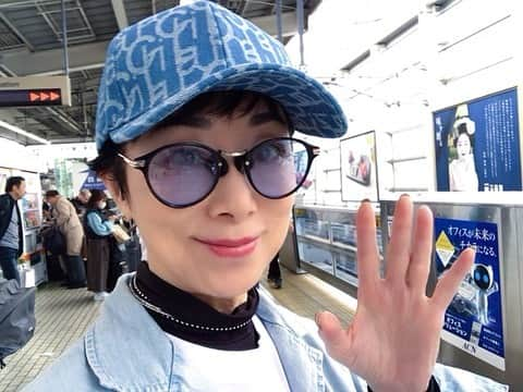 小川知子さんのインスタグラム写真 - (小川知子Instagram)「おおきに京都〜  ６泊７日の京都旅。 長年の友、 我がマネージャーの慰安も兼ねての京都旅。 堪能しました！  紅葉ピークを避けて訪れましたが、それでも凄い人でした。 海外のお客様も日本の文化に慣れたのかマナーの向上を感じました。  いつもプライベートの旅ではバスや電車に乗るようにしていますが、あまりの観光客で地元の人は乗れないことも。 でも、どこに行っても優しく丁寧に対応してくださいました。 ありがとう😊  席を譲ってくれたフランスの方、ありがとう😊  今日は寒かったです。 いつものように 帰りは錦市場で買い出し。  お漬物 かまぼこ 湯葉と生麩 山椒 鱧カツ 和菓子 といっぱい買い込んで帰ります。  帰宅して早速試食。 「うーん、美味しい！」 京都の名残を楽しんでいます。  これまで仕事ばかりの旅で、全国は何度も行っていますが、街を歩いて楽しんだことはないのが私達の仕事です。  もったいなかったな〜と思いつつも、今だからこそ、文化の良さが分かるのかも知れませんね。  元気でいなきゃ。  京都の皆様 出会った皆様 ありがとうございました😊  #京都 #錦市場 #小川知子」11月11日 17時28分 - tomoko_ogawa_