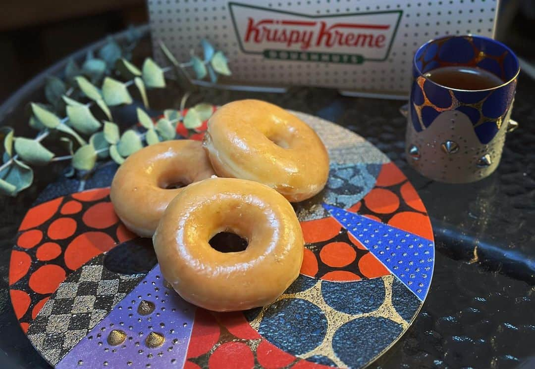 木本史子のインスタグラム：「⁡ ⁡ ⁡ 久しぶりの@krispykremejapan 🍩 ⁡ ⁡ スィーツあんまり食べない娘だけど、 このプレーンドーナツは食べる︎👍🏻🤍 ⁡ ⁡ できたて美味しいよね😋 ⁡ ⁡ 京都限定？関西限定で、 八ツ橋のドーナツとかもあって 魅力的すぎたが、、、 ⁡ ⁡ 次回の楽しみにとっておきます🥰 ⁡ ⁡ ⁡ ⁡ ⁡ ⁡ ⁡ ⁡ ⁡ ⁡ ⁡ #クリスピードーナツ」