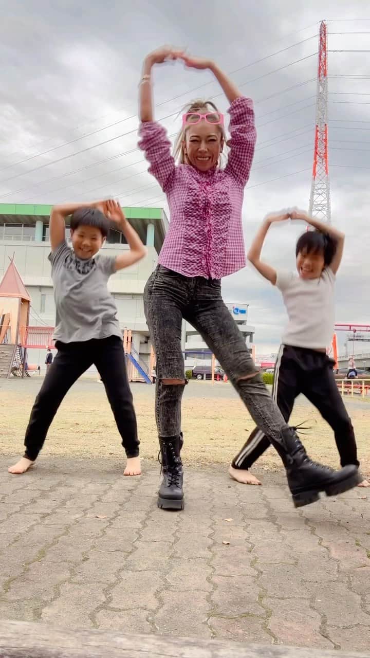 角田麻央のインスタグラム：「💜 小学6年生と踊ってみた😂💃🏽🕺🏼 おばちゃん知らなくて練習不足でごめん笑 #すぐ仲良くなる #間違えたお姉さんだった」