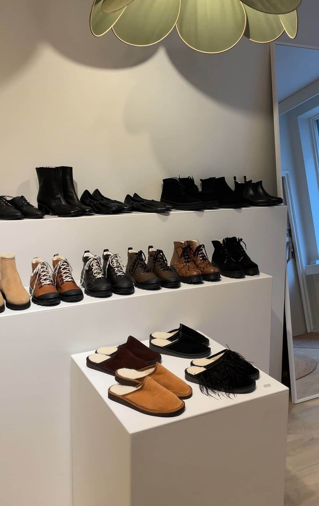 テーリポルキのインスタグラム：「Store is open today Saturday 11-15 at Vironkatu 8, Helsinki. Warmly welcome to view the Winter boots or buy the last minute Father's Day gifts ❣️ . . #TERHIPÖLKKI #terhipölkkishoes #finnishdesign #designfromfinland #designdistricthelsinki #smallboutiques #visithelsinki」