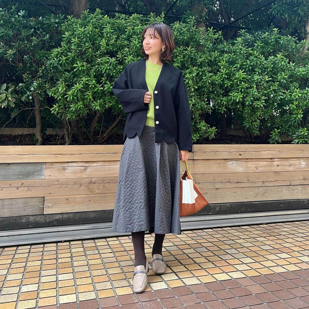 筧沙奈恵さんのインスタグラム写真 - (筧沙奈恵Instagram)「black×green ・ 今日はいきなり冬のように寒くなりましたね⛄️ ・ 上下ブラックだったので、グリーンのニットを差し色として投入！バッグの持ち手もさりげなくグリーンで、リンクさせました💚 ・ そんな今日は、家族でお買い物DAY！クアアイナでハンバーガーを食べてから、コイティーのタピオカ🍔🧋 ・ 途中、娘と私、息子と夫でわかれてお買い物。私たちは娘の冬服や雑貨を購入しました♪「このポーチ可愛い♡」「このスカート可愛いー！」などとワイワイしながらお買い物するのが楽しい😍 ・ outer @ensuite_online  knit @titeinthestore_official  skirt @sylph_official  bag @zara  shoes @neuemarche_official  ・ #ママコーデ　#ママファッション　#イエベ秋　#イエベ秋コーデ　#骨格ナチュラル　#骨格クラシックコーデ　#骨格ナチュラルコーデ　#顔タイプアクティブキュート　#顔タイプアクティブキュートコーデ　#秋コーデ　#秋コーデ2023 #顔タイプ診断　#顔タイプ診断東京」11月11日 17時44分 - sanaekakei