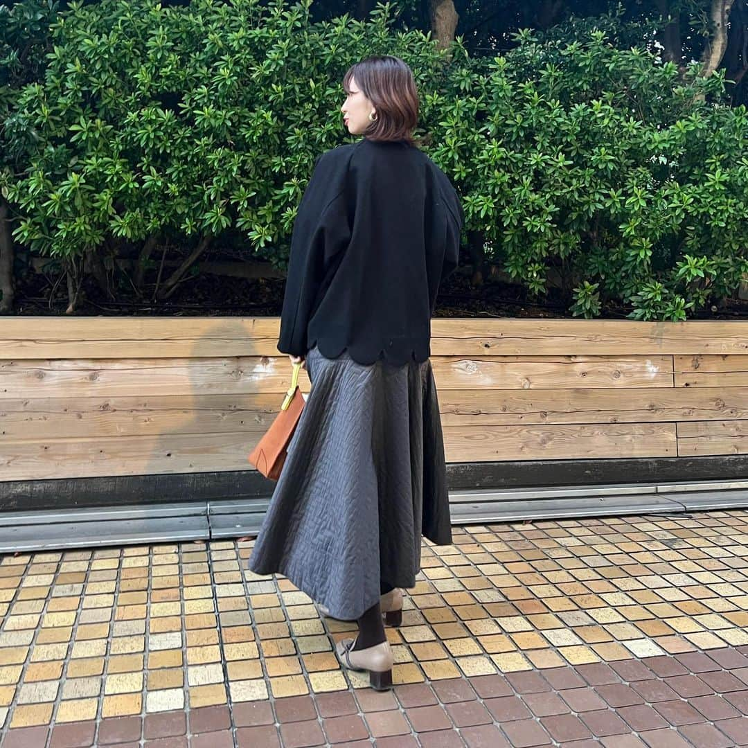 筧沙奈恵さんのインスタグラム写真 - (筧沙奈恵Instagram)「black×green ・ 今日はいきなり冬のように寒くなりましたね⛄️ ・ 上下ブラックだったので、グリーンのニットを差し色として投入！バッグの持ち手もさりげなくグリーンで、リンクさせました💚 ・ そんな今日は、家族でお買い物DAY！クアアイナでハンバーガーを食べてから、コイティーのタピオカ🍔🧋 ・ 途中、娘と私、息子と夫でわかれてお買い物。私たちは娘の冬服や雑貨を購入しました♪「このポーチ可愛い♡」「このスカート可愛いー！」などとワイワイしながらお買い物するのが楽しい😍 ・ outer @ensuite_online  knit @titeinthestore_official  skirt @sylph_official  bag @zara  shoes @neuemarche_official  ・ #ママコーデ　#ママファッション　#イエベ秋　#イエベ秋コーデ　#骨格ナチュラル　#骨格クラシックコーデ　#骨格ナチュラルコーデ　#顔タイプアクティブキュート　#顔タイプアクティブキュートコーデ　#秋コーデ　#秋コーデ2023 #顔タイプ診断　#顔タイプ診断東京」11月11日 17時44分 - sanaekakei