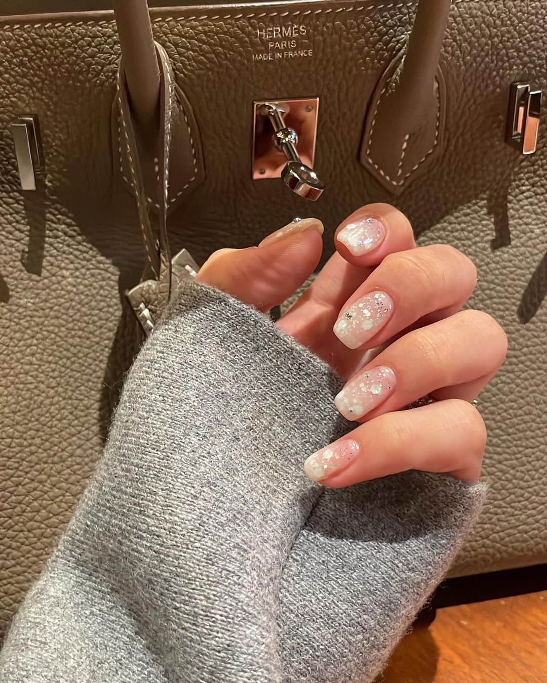manaのインスタグラム：「new nail🤍  お気に入りの鞄と共に🐩」