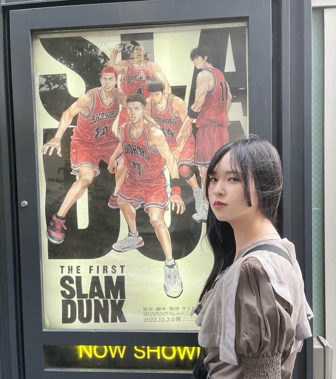 大曲李佳さんのインスタグラム写真 - (大曲李佳Instagram)「🎞️🏀🩵  SLAMDUNKの応援上映は2回行ったんですが、 もう１回は敵側の山王工業高校の応援に行きました！ 山王の選手は見れば見るほど虜になるね、、深津さんなんて特に🤦🏻‍♀️ 強豪校なのでメガホン（ペットボトル）の持ち方や掛け声が統一されていて、会場全員で息を揃えて応援しました📣🔥  別の日にノーマル映画鑑賞もしたのでその時の写真も☻  公開期間中は、映画館の色んなところに湘北メンバーのパネルやポスター、上映特典もあって、今年の前期はスラムダンクを満喫出来ました⛹🏻‍♀️  ちなみに最後の写真はポスターの流川の顔真似です 結構似てると思うんだけど🤧！笑  #映画 #slamdunk」11月11日 20時00分 - omagari_