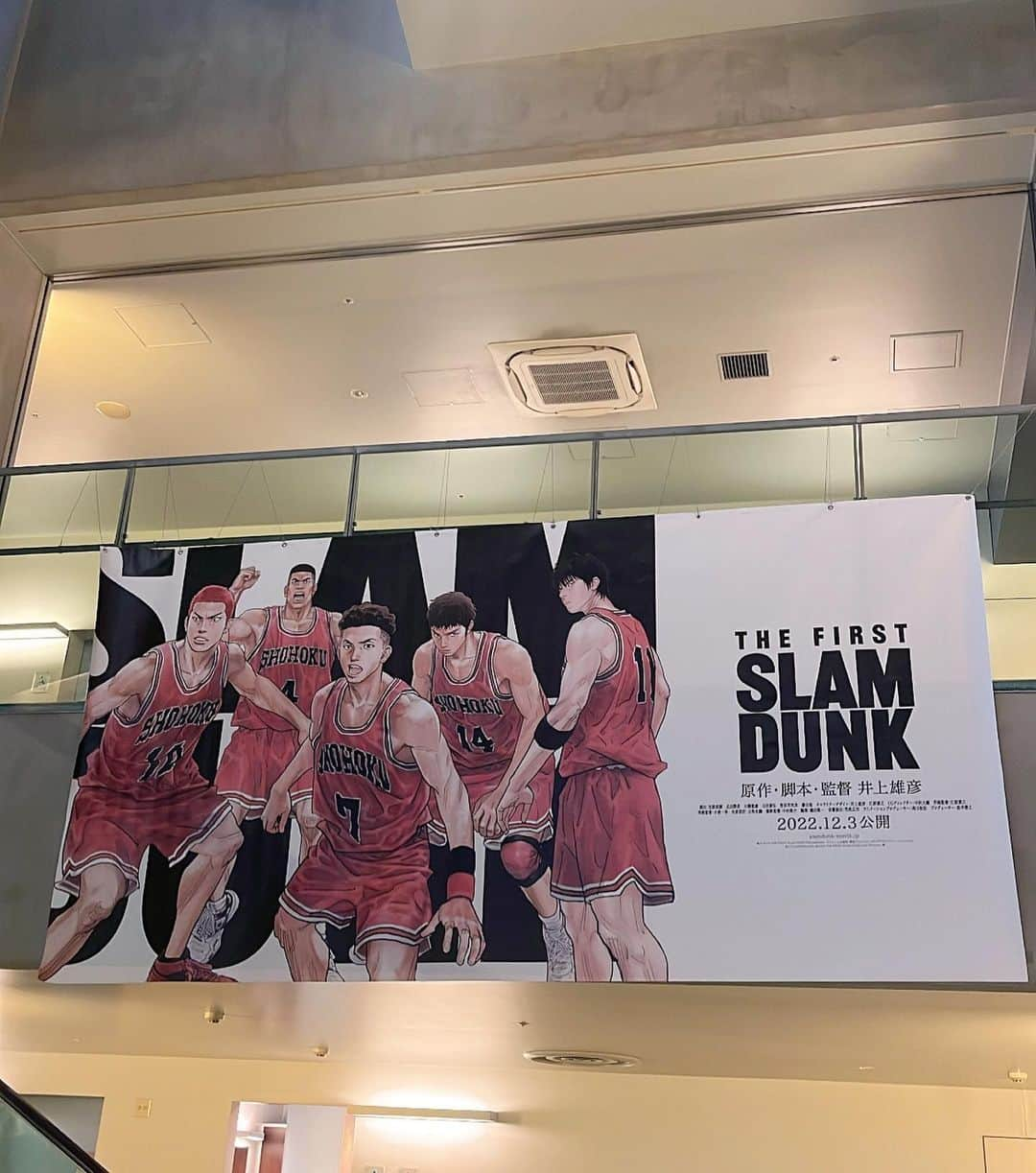 大曲李佳さんのインスタグラム写真 - (大曲李佳Instagram)「🎞️🏀🩵  SLAMDUNKの応援上映は2回行ったんですが、 もう１回は敵側の山王工業高校の応援に行きました！ 山王の選手は見れば見るほど虜になるね、、深津さんなんて特に🤦🏻‍♀️ 強豪校なのでメガホン（ペットボトル）の持ち方や掛け声が統一されていて、会場全員で息を揃えて応援しました📣🔥  別の日にノーマル映画鑑賞もしたのでその時の写真も☻  公開期間中は、映画館の色んなところに湘北メンバーのパネルやポスター、上映特典もあって、今年の前期はスラムダンクを満喫出来ました⛹🏻‍♀️  ちなみに最後の写真はポスターの流川の顔真似です 結構似てると思うんだけど🤧！笑  #映画 #slamdunk」11月11日 20時00分 - omagari_