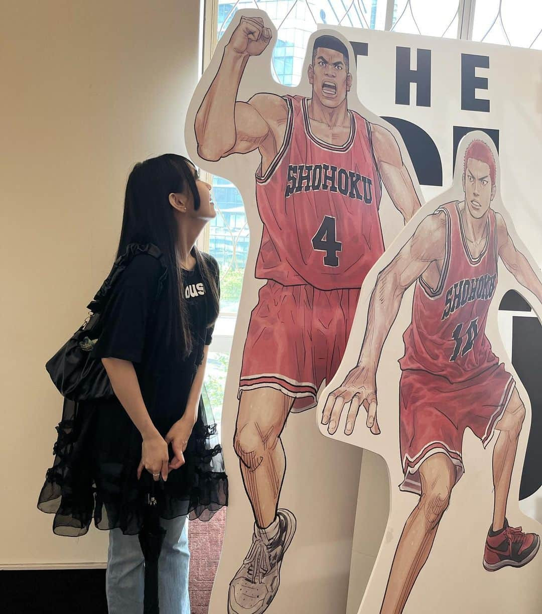 大曲李佳さんのインスタグラム写真 - (大曲李佳Instagram)「🎞️🏀🩵  SLAMDUNKの応援上映は2回行ったんですが、 もう１回は敵側の山王工業高校の応援に行きました！ 山王の選手は見れば見るほど虜になるね、、深津さんなんて特に🤦🏻‍♀️ 強豪校なのでメガホン（ペットボトル）の持ち方や掛け声が統一されていて、会場全員で息を揃えて応援しました📣🔥  別の日にノーマル映画鑑賞もしたのでその時の写真も☻  公開期間中は、映画館の色んなところに湘北メンバーのパネルやポスター、上映特典もあって、今年の前期はスラムダンクを満喫出来ました⛹🏻‍♀️  ちなみに最後の写真はポスターの流川の顔真似です 結構似てると思うんだけど🤧！笑  #映画 #slamdunk」11月11日 20時00分 - omagari_