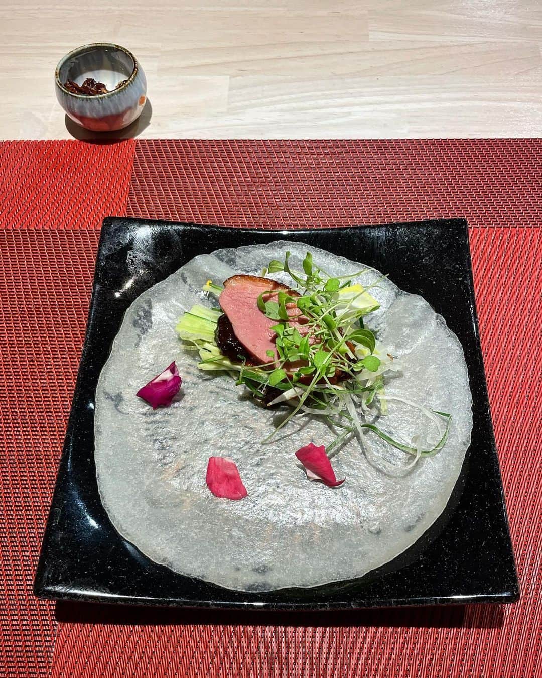 生形由佳さんのインスタグラム写真 - (生形由佳Instagram)「・ 本格中国料理が味わえるお店🇨🇳 @verite_chinese_restaurant  旬の食材を織り込んだ 季節限定のコース料理をいただきました🥢  アラカルトメニューにはないシェフオリジナルで どれも本当に美味しかった🤤  埼玉県産の野菜や食材を沢山使っているそうで、 地産地消ステキだなぁと心温まりました😌♡  カウンター席は特別感のある空間で、 大切な日にぴったり◎店内は広く席数も多いので 大人数での会食などにもおすすめです♩  メニューは種類豊富◎ 気になる料理が沢山あったのでまた行きます🤭❤️‍🔥  ご馳走様でした🥢✨  #PR #戸田 #戸田駅グルメ #戸田ディナー #戸田市 #戸田市グルメ #戸田市ディナー #さいたまグルメ #さいたまディナー」11月11日 17時37分 - yuka.ub