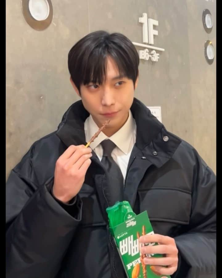 キム・ヨンデのインスタグラム：「맛저하세요🤤」