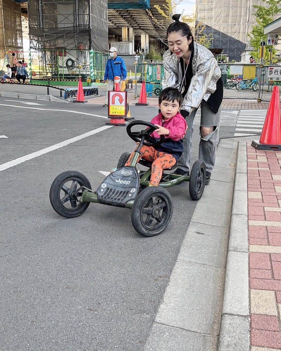 白澤美佳さんのインスタグラム写真 - (白澤美佳Instagram)「✴︎✴︎✴︎ いつかのワンオペ休日👦🛝  腰を痛めたゴーカート。  そして 買ったばかりのズボンに穴が空き おむつがこんにちは。  皆様 休日本当にお疲れ様でございます🫠  #いつかの休日 #ワンオペ育児  #３歳児 #男の子ママ  #👦 #🛝 #公園 #お疲れ様です #マイケルジャクソン　と言われるこのブルゾンは @atsurae_vintage で買いました。🕺」11月11日 17時39分 - mikashirasawa