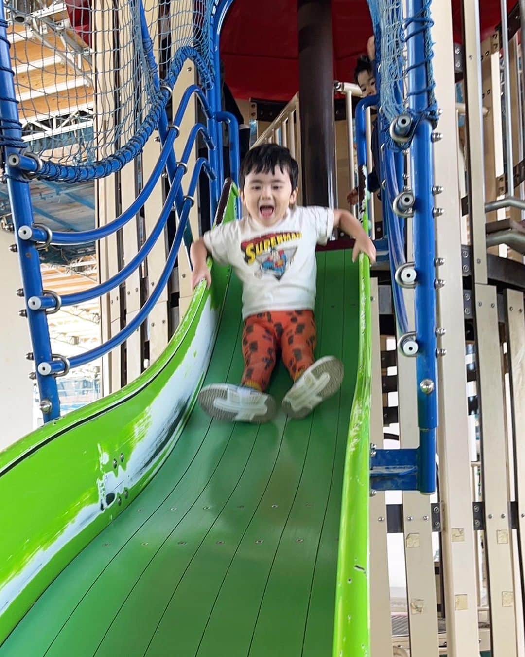 白澤美佳さんのインスタグラム写真 - (白澤美佳Instagram)「✴︎✴︎✴︎ いつかのワンオペ休日👦🛝  腰を痛めたゴーカート。  そして 買ったばかりのズボンに穴が空き おむつがこんにちは。  皆様 休日本当にお疲れ様でございます🫠  #いつかの休日 #ワンオペ育児  #３歳児 #男の子ママ  #👦 #🛝 #公園 #お疲れ様です #マイケルジャクソン　と言われるこのブルゾンは @atsurae_vintage で買いました。🕺」11月11日 17時39分 - mikashirasawa