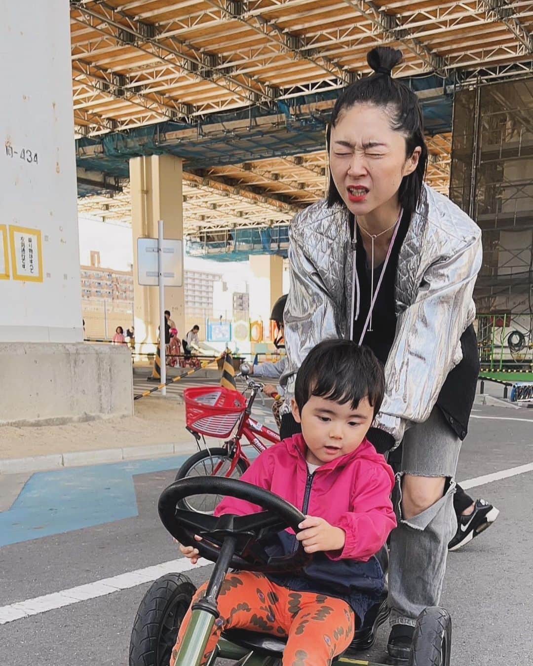 白澤美佳さんのインスタグラム写真 - (白澤美佳Instagram)「✴︎✴︎✴︎ いつかのワンオペ休日👦🛝  腰を痛めたゴーカート。  そして 買ったばかりのズボンに穴が空き おむつがこんにちは。  皆様 休日本当にお疲れ様でございます🫠  #いつかの休日 #ワンオペ育児  #３歳児 #男の子ママ  #👦 #🛝 #公園 #お疲れ様です #マイケルジャクソン　と言われるこのブルゾンは @atsurae_vintage で買いました。🕺」11月11日 17時39分 - mikashirasawa