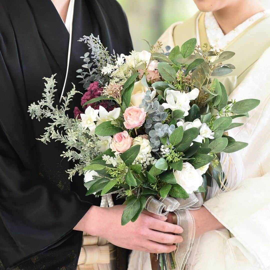 ラ セーヌ マリアージュ四日市さんのインスタグラム写真 - (ラ セーヌ マリアージュ四日市Instagram)「結婚式の様々な場面で登場するお花🌼   #ケーキ装花 🎂 ケーキにお花を乗せると高さや華やかさがアップします！   #ナイフ装花🎀 入力のシーンは皆さまの写真タイムですので、とてもオススメです！ マリアージュでは、リボンのみの装飾も承っております^^    #メインテーブル装花  #各卓装花 🌻 色味や置き方、ボリュームで雰囲気がガラッと変わります！  カラードレスを着る予定の方は、ドレスの色も加味してみては....?!   #ブーケ  #ブートニア 知らない方も多いのですが、実はブーケとブートニアは同じ花材を使います！ その理由として、プロポーズの際、新婦様へブーケを贈り、「YES」の返事としてブーケの中の1輪を新郎様の胸ポケットに入れたという言い伝えがあります！   #生花ヘアアレンジ 🍀  #ドライフラワーヘアアクセサリー  すずらん・ユリ等も人気でございます！ ドライフラワーを使ったヘアアレンジも要チェックです︎︎︎︎︎︎☑︎   #両親花束 💐 花束に、感謝の気持ちをこめてお渡しする演出！ 時代が変わっても不動の大人気演出です！     #プレ花 #卒花 #ラセーヌマリアージュ四日市  #フォトウェディング #ウェディングフォト #会場装花  #結婚式ヘアアレンジ  #結婚式準備  #結婚式ドレス  #ウェディングヘア  #式場探し #式場見学 #結婚式diy  #ウェディングフラワー  #挙式ヘア  #結婚式演出 #両親花束 #ナチュラルブーケ  #メインテーブル #披露宴  #披露宴演出  #披露宴会場コーディネート」11月11日 17時41分 - lascenemariage