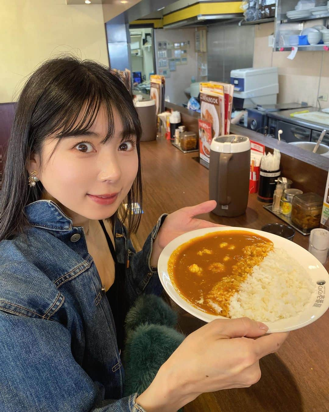 佐藤夢さんのインスタグラム写真 - (佐藤夢Instagram)「#ミクちゃんガイヤ垂水  初の実践来店終わりました👏  朝の抽選からお声掛けいただき、スマイルピースで活動見てくれてた常連のお客様に出会えたり🥹  沢山の常連さんに仲良くしていただきました🙈💕  皆さんアットホームで一人一人ドリンクの差し入れまでいっぱいしていただけて嬉しかったです🥹  一緒に楽しく遊戯もできておしゃべりしながらワイワイ言えたのもおもしろかった〜😚  ファンの方々も愛に駆けつけてくれて本当にありがとうございました😊💕  ずっと見守りながら応援してくれたり遊戯台の演出教えに来てくれたりありがたいぜ…🥹  とにかく朝から延長した時間最後の最後まで、沢山のお声かけとファンの方やスタッフ皆さんに応援してもらえたおかげで初来店で勝利できした🥰🏆✨  月一恒例にならんのかな？🤣  とゆうわけで、改めて皆さんありがとうございました❣️  ﾄﾞﾘﾝｸごちそうさまでした🤤  #ミクちゃんガイア垂水」11月11日 17時41分 - dreamsatoo