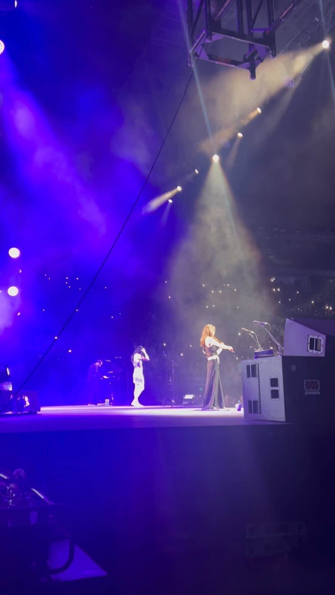 ナタリー・インブルーリアのインスタグラム：「Magical moment side stage watching the crowd in Melbourne  sing with @thecorrsofficial 💜✨ @rodlaverarena」