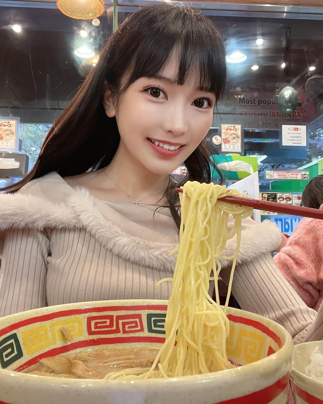 吉沢朱音さんのインスタグラム写真 - (吉沢朱音Instagram)「おはようございます🍜 ラーメンでっかく見えるけど遠近法🫢 . 原宿のじゃんがらラーメン、 美容室帰りとかよく食べます…💭 . 今日もいちにち( ՞. ̫.՞)！ . . onepiece: #rady  . #ラーメン #ラーメン女子 #原宿グルメ #神宮前  #東京ラーメン #ramenlover」11月11日 8時43分 - nesomagic72