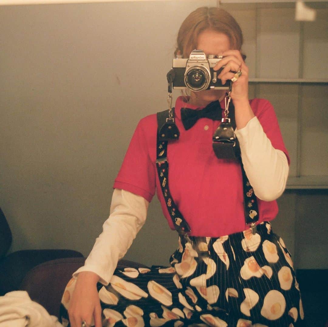パイパー・カーダのインスタグラム：「AMPTP rly said FINE we’ll end the strike just in time to let piper be obnoxious abt the first ever movie poster they’re on (don’t come @ me abt tb2 it’s not the SAME)!!!!  #showdownatthegrand was another unexpected joy that skidded across my coffee table in the final hour, and i’m so glad it did. it brought me a community i adore, the best egg pants a boy could ask for, and the opportunity to serenade the crew with adele while terrence played the piano in the wings of the stage we shot most of our movie on. big love to @orsonoblowitz and the rest of the team @shout_studios — we made a cool fkn movie and you can watch it now on amazon / vudu / itunes !!!」