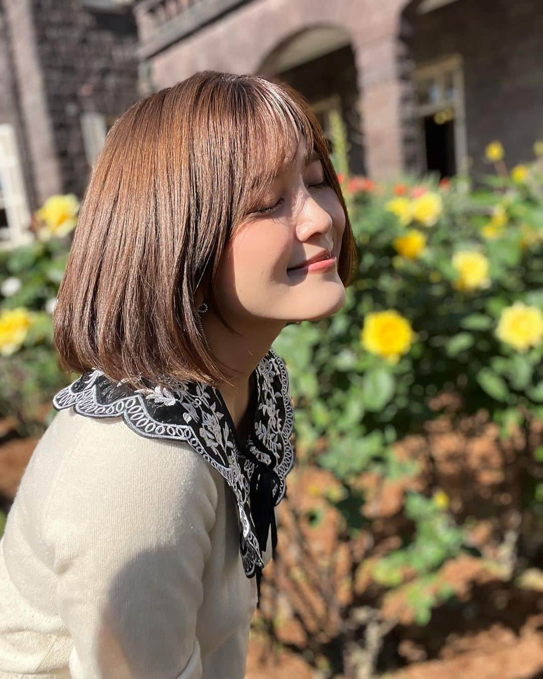 東紗友美さんのインスタグラム写真 - (東紗友美Instagram)「ロケ地の名所🌹旧古河庭園へ 西洋式の庭園とその奥に見える洋館、この絵画的な景観美よ！！季節の植物が年中楽しめますがやはり🌹が見たかった。 旧古河庭園は大正時代の建築物なので、レトロなコーデがいいかなと思って。つけ襟コーデにしました。 それなりに歩くので下はデニムで👖 #ミステリと言う勿れ  ロケ地てして最近話題になりました。 #映画ロケ地　#ドラマロケ地 現在の洋館と洋風庭園の設計者は、明治から大正にかけて、鹿鳴館、ニコライ堂、旧岩崎邸庭園洋館、有栖川宮邸などを手がけたジョサイア・コンドルさん。鹿鳴館と同じ方だったんですね！！なんどか旧古河庭園に行ったことがあるので、きちんと調べてこなかった💦日本近代建築界の父👏 #鹿鳴館　#ジョサイアコンドル　名前は聞いたことがあったのですがこちらもだったとは。  今日のわたしの写真はすべて母撮影🌹 愛情込めて素敵に撮ってくれてありがとう💓 バラの名前が特徴的ですのでそれぞれ見ながら「なんでこの名前になったのかな？」なんて話をしながら回る庭園巡りはなんだかほのぼのした昼下がりでした☺️  あまりにも良い香りだからか虫に食べられちゃったバラもいましたけど枯れゆく様も、それぞれに表情があってなんとも可愛らしかったです。 #映画ロケ地 #ドラマロケ地」11月11日 8時45分 - higashisayumi