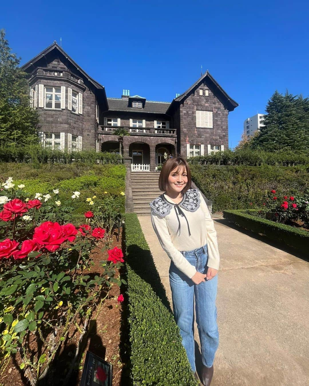 東紗友美のインスタグラム：「ロケ地の名所🌹旧古河庭園へ 西洋式の庭園とその奥に見える洋館、この絵画的な景観美よ！！季節の植物が年中楽しめますがやはり🌹が見たかった。 旧古河庭園は大正時代の建築物なので、レトロなコーデがいいかなと思って。つけ襟コーデにしました。 それなりに歩くので下はデニムで👖 #ミステリと言う勿れ  ロケ地てして最近話題になりました。 #映画ロケ地　#ドラマロケ地 現在の洋館と洋風庭園の設計者は、明治から大正にかけて、鹿鳴館、ニコライ堂、旧岩崎邸庭園洋館、有栖川宮邸などを手がけたジョサイア・コンドルさん。鹿鳴館と同じ方だったんですね！！なんどか旧古河庭園に行ったことがあるので、きちんと調べてこなかった💦日本近代建築界の父👏 #鹿鳴館　#ジョサイアコンドル　名前は聞いたことがあったのですがこちらもだったとは。  今日のわたしの写真はすべて母撮影🌹 愛情込めて素敵に撮ってくれてありがとう💓 バラの名前が特徴的ですのでそれぞれ見ながら「なんでこの名前になったのかな？」なんて話をしながら回る庭園巡りはなんだかほのぼのした昼下がりでした☺️  あまりにも良い香りだからか虫に食べられちゃったバラもいましたけど枯れゆく様も、それぞれに表情があってなんとも可愛らしかったです。 #映画ロケ地 #ドラマロケ地」