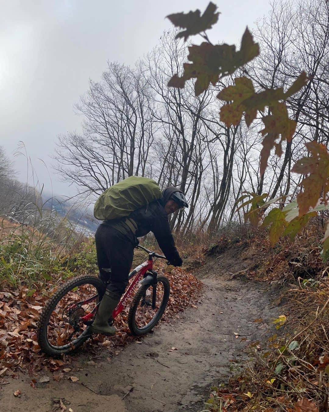 白馬岩岳スノーフィールドさんのインスタグラム写真 - (白馬岩岳スノーフィールドInstagram)「11/11(土) おはようございます。 このグリーンシーズン最後の週末となりました。 昨日の雨でコースはウエットコンディション。 非常に滑りやすいので、一本一本を味わいながらお楽しみ頂ければと思います😂  また、本日はトレイルランニング大会が開催され、カミカゼ④-⑤マムシシングル2つ目が終日クローズとなります。コーステープに従ってアルプスダウンヒルに合流ください。 山麓クロスカントリーも同様に終日クローズとなります。 ご了承下さい。  小雪も舞い、非常に寒くなっております。 最後まで怪我無くお楽しみ下さい！👍  岩岳MTBパークオープン状況 天気: 🌨  スキルアップエリア (初級者) オープン コンディション: ウエット  岩岳の森クロスカントリー(中級者) クローズ コンディション: ウエット  マウンテンサイクリングコース(初級) ゴンドラ建設の為、今季クローズ  ヒトトキダウンヒル (初級)　※9:00～15:30 オープン コンディション: ウエット  アルプスDH(初級～中級) オープン コンディション: ウエット  カミカゼDH(上級) オープン コンディション: ウエット マムシシングル④-⑤ トップガン⑨-⑩ゴンドラ工事によりクローズ  Iwatake MTB Park Condition & Status Weather: 🌨  Skill-up Area (Beginner) Open CONDITION: Wet  Iwatake Cross-country (Intermediate) Closed CONDITION: Wet  Mountain Cycling Course (Beginner) Full season closed, due to under construction of new gondola.  Hitotoki DH (Beginner)　※9:00～15:30 Open CONDITION: Wet  Alps DH (Beginner-Intermediate) Open CONDITION: Wet  Kamikaze DH (Expert/Advanced) Open CONDITION: Wet Mamushi shingle④-⑤ Top gun⑨-⑩. Closed, due to new gondola construction.  詳しくは https://iwatake-mountain-resort.com/green  #iwatakemtb」11月11日 8時48分 - hakuba_iwatake