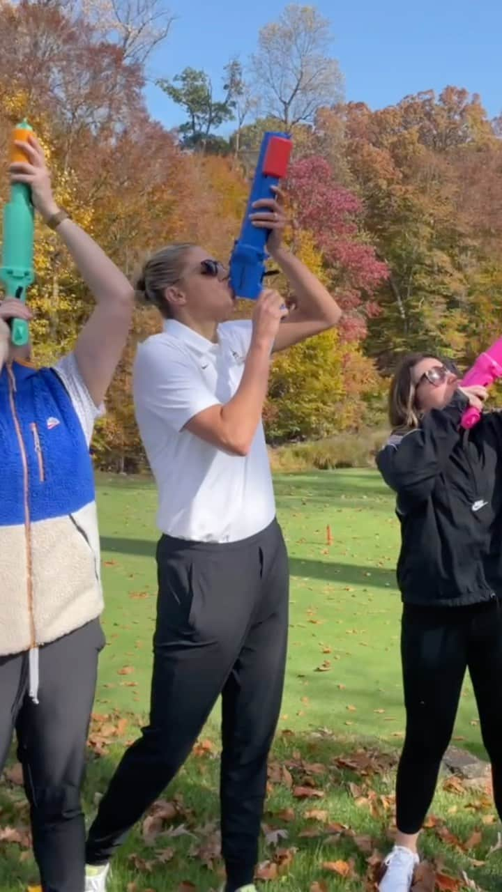 エレーナ・デレ・ダンのインスタグラム：「Shot “fun” start at my golf outing! We had ourselves a day! @shotfunshotgun  #golf #cheers #millerlite」