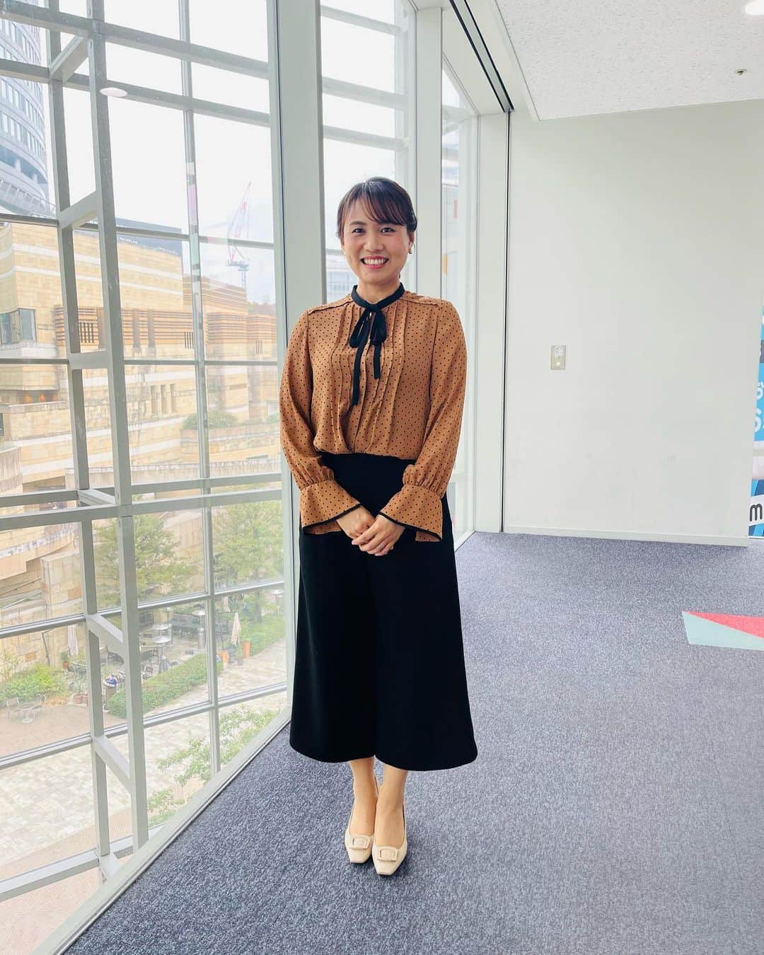 平野 早矢香のインスタグラム：「グッド！モーニングで着用させていただいた衣装です😊 秋にぴったりのデザイン🍂 シルエットもとても綺麗でお気に入りです💕 ・ ブラウス&パンツ @anniplus.granyamaki  イヤリング @abiste_official」