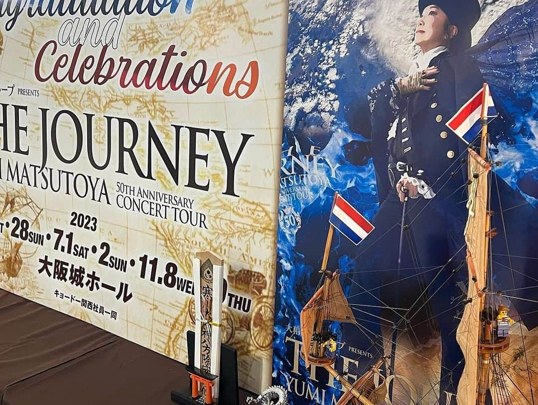 角田信朗のインスタグラム：「松任谷由実50thツアー  💫THE JOURNEY💫  5月の大阪城ホール公演を拝見して  完成されたエンターテイメントに  心打たれました🥰  9月には名古屋の  日本ガイシホール公演に  ENEOSウイングの大石和宏社長ご夫妻をご招待させて頂き  そしてツアーの大阪公演はこれで最後となる  大阪城ホール公演を三たび鑑賞させて頂きました😊  この日は  数多ある日本のサザンオールスターズのトリビュートバンドの中でも  他の追従を許さない最強チーム  KAWAMURA BANDのリーダー  100の声を持つ男  河村和範君ご夫妻と共に会場へ😊  前日  コーラスで参加されている今井マサキ君から  ユーミンが再び気合い入れをお願いしたいとの事です‼️  とご連絡を頂き  開演前のバックステージを訪問😊  全出演者が打ち揃う中  全身全霊の闘魂注入🔥  せぇのぉ　押忍‼️‼️‼️  と気合い入れで  皆さんをステージに送り出す事が出来ました😊  感動に次ぐ感動で  ボクも内藤マネージャーも河村夫妻も  涙・涙・涙のスーパーエンターテイメント💫  ユーミンとのご縁に  奇跡を感じた一夜でした😊 . . #松任谷由実  #ユーミン  #50周年  #thejourney  #今井マサキ  #出逢って四半世紀  #未だにこうして  #押忍の気合い入れを継承し  #必要としてくださる事に感動」