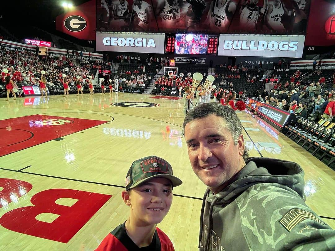 バッバ・ワトソンのインスタグラム：「Caleb & me @ugabasketball game  #calebisexcited」