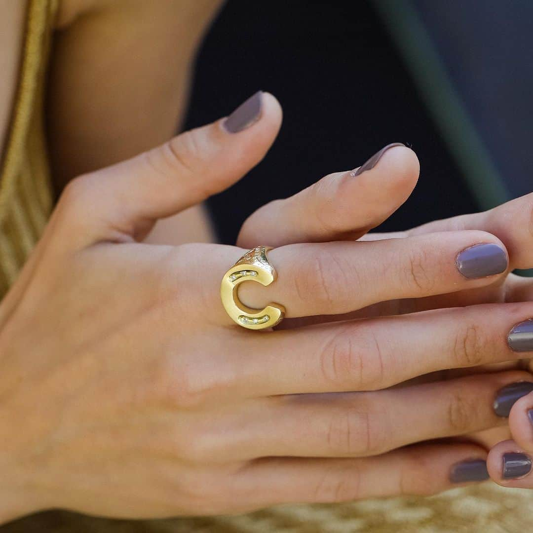 ブルックグレグソンさんのインスタグラム写真 - (ブルックグレグソンInstagram)「Hand Engraved 18k gold Diamond Horseshoe Ring. Engraved details inspired by embossed western saddles and horseshoe inspired by the thoroughbred horses I was lucky enough to grow up with. Available now @libertylondon #powerrings #lucky #horseshoe #foreverlucky #handengraveddetails #brookegregson」11月11日 8時56分 - brookegregson