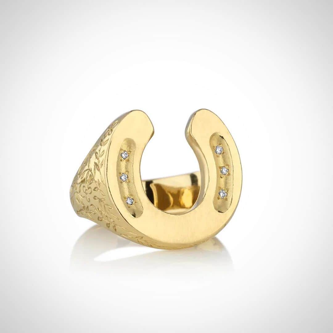 のインスタグラム：「Hand Engraved 18k gold Diamond Horseshoe Ring. Engraved details inspired by embossed western saddles and horseshoe inspired by the thoroughbred horses I was lucky enough to grow up with. Available now @libertylondon #powerrings #lucky #horseshoe #foreverlucky #handengraveddetails #brookegregson」