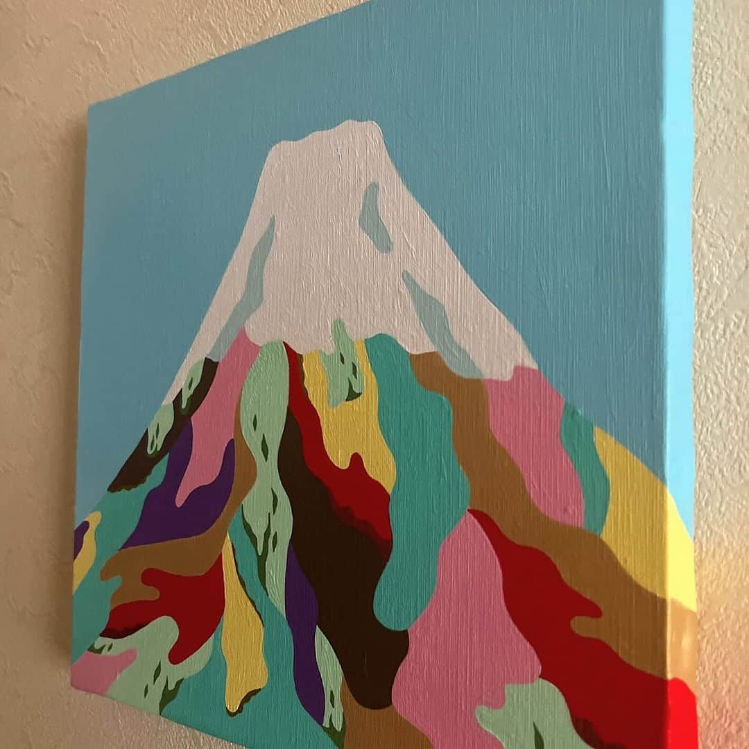 松尾たいこさんのインスタグラム写真 - (松尾たいこInstagram)「《富士山がまた旅立ちました》山を描くのが好きですが、やはり1番好きなのは富士山🗻。  私にとって富士山は眺めるだけで安心できる存在。新幹線では必ず富士山が見える側のシートを予約✌️  晴れた日も曇った日も雪の日も酷暑の日も、変わらずそこにいてくれる安心感。  富士山が見えてくると「いつも見守ってくれている」そんな気持ちになります。  ありがたいことに、私が描いた数々の富士山は全て旅立っています。  この富士山が最後に旅立った作品。額装して送り出しました😊今ごろ、作品を楽しんでくださっているかな。キラキラのラメやパールなども使って、光や角度によって見え方が違うんですよ😆  また富士山描きたいな。年末年始にかけて描こうかな😊  2024年のカレンダーは龍だらけなので、次は富士山だらけもいいなぁ。  2024年壁掛けカレンダー予約受付中⠀ 👉 https://jewelastore.thebase.in/items/79253494⠀ ※Instagramのプロフィール欄から予約できます。⠀ ⠀ 個展展示作品を引き続き販売中⠀ TAIKO MATSUO ONLINE GALLERY ⠀ 👉https://jewelastore.thebase.in/⠀ ⠀ 松尾たいこ公式サイトなど⠀ https://linktr.ee/taikomatsuo⠀ ⠀ ※私の作品への質問やお問い合わせはお気軽に⠀ ⠀ 「見えないけれど　つながっている」⠀ 「会えないからこそ　いとおしい」⠀ 森羅万象・花鳥風月・四元素(五元素)・二十四節気など日本をテーマに作品を作っています。⠀ この絵の中にもつながりを。⠀ ⠀ #japaneseartist #liveintokyo #myartwork #acrylicpainting #lovejapan #modernartist #contemporarypainting #contemporaryartist ⠀ #colorfulartwork⠀ #kawaii #arigato⠀ #happycreativelife #staycolorfullycreative⠀ #loveny #lovehongkong #lovetaiwan #lovesingapore #lovekorea⠀ ⠀ #現代アート #現代美術 #現代アーティスト #森羅万象 #五行思想 #八百万の神 #花鳥風月 ⠀ #神社好きな人と繋がりたい #富士山」11月11日 8時56分 - taikomatsuo