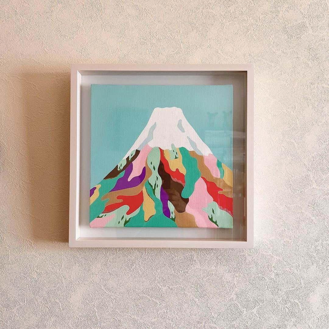 松尾たいこさんのインスタグラム写真 - (松尾たいこInstagram)「《富士山がまた旅立ちました》山を描くのが好きですが、やはり1番好きなのは富士山🗻。  私にとって富士山は眺めるだけで安心できる存在。新幹線では必ず富士山が見える側のシートを予約✌️  晴れた日も曇った日も雪の日も酷暑の日も、変わらずそこにいてくれる安心感。  富士山が見えてくると「いつも見守ってくれている」そんな気持ちになります。  ありがたいことに、私が描いた数々の富士山は全て旅立っています。  この富士山が最後に旅立った作品。額装して送り出しました😊今ごろ、作品を楽しんでくださっているかな。キラキラのラメやパールなども使って、光や角度によって見え方が違うんですよ😆  また富士山描きたいな。年末年始にかけて描こうかな😊  2024年のカレンダーは龍だらけなので、次は富士山だらけもいいなぁ。  2024年壁掛けカレンダー予約受付中⠀ 👉 https://jewelastore.thebase.in/items/79253494⠀ ※Instagramのプロフィール欄から予約できます。⠀ ⠀ 個展展示作品を引き続き販売中⠀ TAIKO MATSUO ONLINE GALLERY ⠀ 👉https://jewelastore.thebase.in/⠀ ⠀ 松尾たいこ公式サイトなど⠀ https://linktr.ee/taikomatsuo⠀ ⠀ ※私の作品への質問やお問い合わせはお気軽に⠀ ⠀ 「見えないけれど　つながっている」⠀ 「会えないからこそ　いとおしい」⠀ 森羅万象・花鳥風月・四元素(五元素)・二十四節気など日本をテーマに作品を作っています。⠀ この絵の中にもつながりを。⠀ ⠀ #japaneseartist #liveintokyo #myartwork #acrylicpainting #lovejapan #modernartist #contemporarypainting #contemporaryartist ⠀ #colorfulartwork⠀ #kawaii #arigato⠀ #happycreativelife #staycolorfullycreative⠀ #loveny #lovehongkong #lovetaiwan #lovesingapore #lovekorea⠀ ⠀ #現代アート #現代美術 #現代アーティスト #森羅万象 #五行思想 #八百万の神 #花鳥風月 ⠀ #神社好きな人と繋がりたい #富士山」11月11日 8時56分 - taikomatsuo