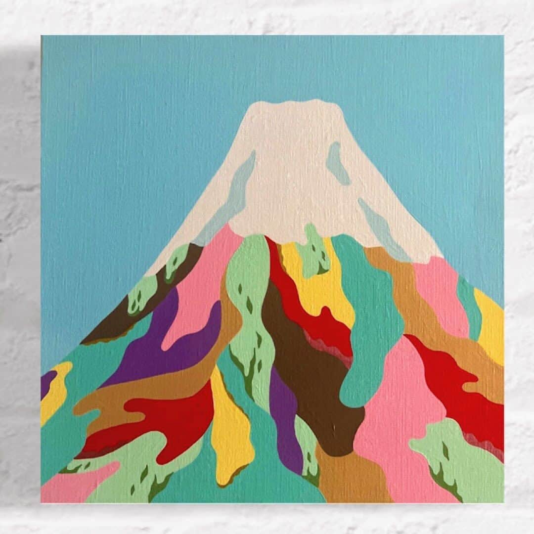 松尾たいこのインスタグラム：「《富士山がまた旅立ちました》山を描くのが好きですが、やはり1番好きなのは富士山🗻。  私にとって富士山は眺めるだけで安心できる存在。新幹線では必ず富士山が見える側のシートを予約✌️  晴れた日も曇った日も雪の日も酷暑の日も、変わらずそこにいてくれる安心感。  富士山が見えてくると「いつも見守ってくれている」そんな気持ちになります。  ありがたいことに、私が描いた数々の富士山は全て旅立っています。  この富士山が最後に旅立った作品。額装して送り出しました😊今ごろ、作品を楽しんでくださっているかな。キラキラのラメやパールなども使って、光や角度によって見え方が違うんですよ😆  また富士山描きたいな。年末年始にかけて描こうかな😊  2024年のカレンダーは龍だらけなので、次は富士山だらけもいいなぁ。  2024年壁掛けカレンダー予約受付中⠀ 👉 https://jewelastore.thebase.in/items/79253494⠀ ※Instagramのプロフィール欄から予約できます。⠀ ⠀ 個展展示作品を引き続き販売中⠀ TAIKO MATSUO ONLINE GALLERY ⠀ 👉https://jewelastore.thebase.in/⠀ ⠀ 松尾たいこ公式サイトなど⠀ https://linktr.ee/taikomatsuo⠀ ⠀ ※私の作品への質問やお問い合わせはお気軽に⠀ ⠀ 「見えないけれど　つながっている」⠀ 「会えないからこそ　いとおしい」⠀ 森羅万象・花鳥風月・四元素(五元素)・二十四節気など日本をテーマに作品を作っています。⠀ この絵の中にもつながりを。⠀ ⠀ #japaneseartist #liveintokyo #myartwork #acrylicpainting #lovejapan #modernartist #contemporarypainting #contemporaryartist ⠀ #colorfulartwork⠀ #kawaii #arigato⠀ #happycreativelife #staycolorfullycreative⠀ #loveny #lovehongkong #lovetaiwan #lovesingapore #lovekorea⠀ ⠀ #現代アート #現代美術 #現代アーティスト #森羅万象 #五行思想 #八百万の神 #花鳥風月 ⠀ #神社好きな人と繋がりたい #富士山」