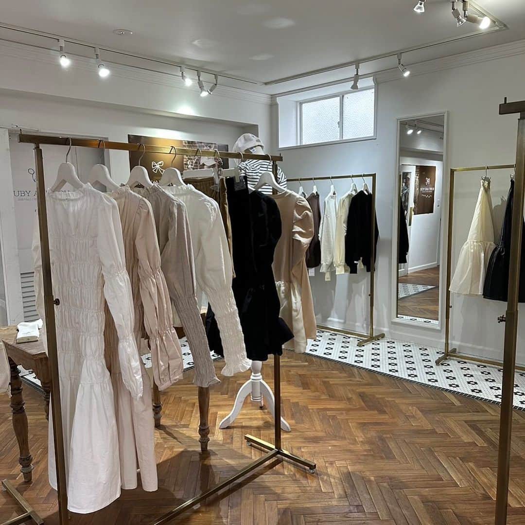 RUBY AND YOUのインスタグラム：「POP UP SHOP OSAKA  2023FW COLLECTIONを取り揃えて皆様のお越しをお待ちしております。  ━━━━━━━━━━━━━━━━ POP UP SHOP OSAKA ──────────────── ▪┈場所┈▪ 大阪府大阪市西区南堀江1-11-8 ルーブルコート南堀江#301  【心斎橋】駅より徒歩6分 【四ツ橋】駅より徒歩2分 【難波】駅より徒歩10分  ▪┈日程┈▪ 11/10(金)12:00-18:00 11/11(土)11:00-18:00 11/12(日)11:00-18:00 ※混雑時は店内の人数制限を設けさせていただきます。  ━━━━━━━━━━━━━━━━ ディレクターAMO来店イベント ──────────────── ▪┈日時┈▪ 11/12(日)13:00-17:00  ▪┈参加条件┈▪ 税込¥20,000以上お買い上げのお客様  ▪┈内容┈▪ ディレクターAMOと2ショット写真撮影をいたします。 お客様のスマートフォンまたはカメラにて2ショット記念撮影をさせていただきます。  ▪┈ご注意┈▪ ・お買い上げ後その場で写真撮影となります。 ・円滑なイベント進行のため、他のお客様のご迷惑となるような会話はお控えいただけますようお願い致します。 ・イベント開催時間外にご購入いただいたお客様は、開催時間内にレシートをご持参の上、再度ご来店頂けましたら撮影が可能です。 ・レシートを紛失した場合はイベントへご参加いただけません。予めご了承くださいませ。 ・イベント内容が変更となる場合がございます。予めご了承くださいませ。  ━━━━━━━━━━━━━━━━ POP UP SHOP限定ノベルティ ──────────────── ▪┈アイテム┈▪ オリジナルステッカー  ▪┈プレゼント条件┈▪ POP UP SHOPにて、RUBY AND YOUの商品をご購入のお客様  ▪┈定員┈▪ 先着100名様 ※先着のため、限定数に達し次第終了となります。  ━━━━━━━━━━━━━━━━ アーカイブイベント ──────────────── RUBY AND YOUのアーカイブ商品を集めたお買い得なスペシャルイベント開催  ・ ・ ・ 【お知らせ】 ・商品のご試着が可能ですが、1度に2点までとさせていただきます。ご試着の回数に制限はございませんが混雑時は制限させていただく場合がございます。 ・オンラインで完売している商品も入荷致します。 ・商品の数に限りがございます。売り切れの際はご了承くださいませ。 ・商品の完売情報はInstagramにてお知らせさせて頂きます。 ・入場の整理券配布はございません。混雑時は入場制限を行いますので、店外にてお並び頂く場合がございます。 ・各種クレジットカード、現金、電子マネー、Paypayでのお支払いが可能です。 ・ベビーカー、お子様連れのご来店も可能です。 ・通販およびお取り置きはお受けしておりません。 予めご了承いただけますようお願い致します。  #rubyandyou」