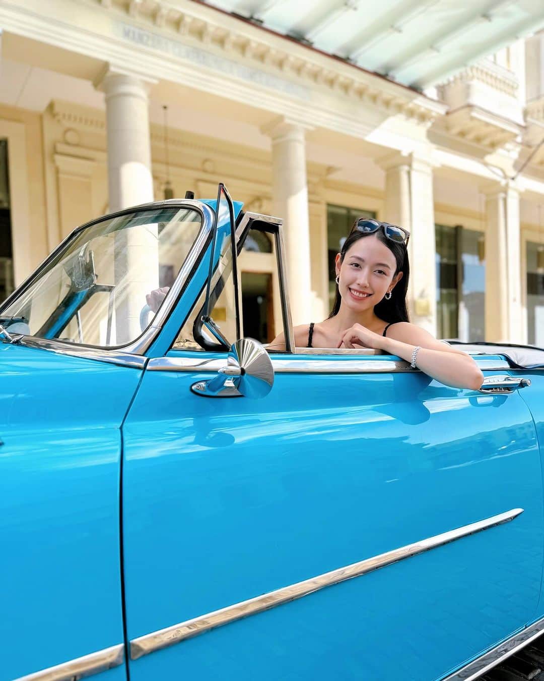チャナナ沙梨奈のインスタグラム：「これで皆さんをお迎えに行きます🚙 #Cuba #cubatravel #キューバ #クラシックカー」