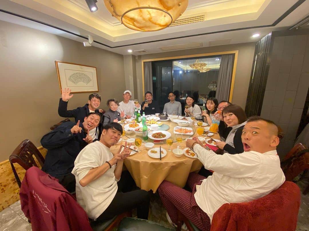 佐藤太一郎さんのインスタグラム写真 - (佐藤太一郎Instagram)「上海の夜、一日目。 みんなで晩御飯。 円卓でワイワイ。 アキさんから、食レポいただきました。 五十嵐サキさんの食べっぷりが素晴らしかったです。 美味しくて楽しい夜でした。  #吉本新喜劇」11月11日 9時08分 - satotaichiro_shinkigeki